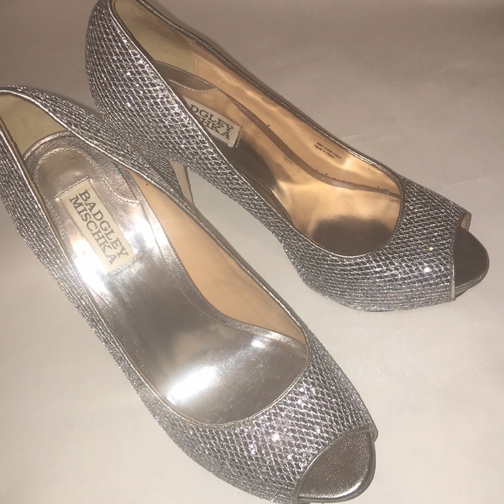 BADGLEY MISCHKA SILVER HUMBIE ll PUMP SIZE 8